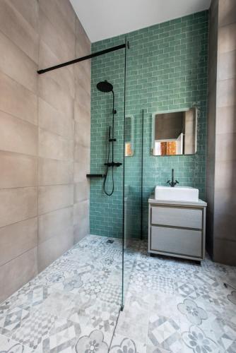 une salle de bain avec douche et lavabo dans l'établissement Semaphore, à Paris