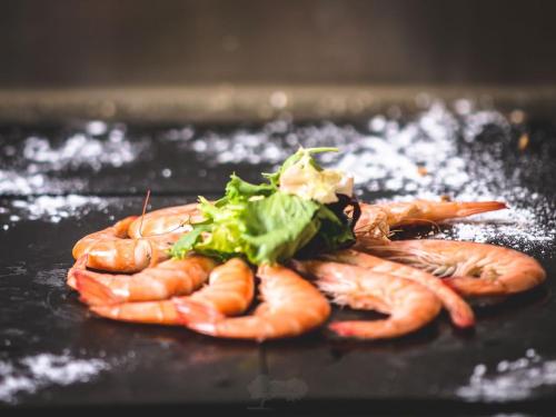 a group of carrots and broccoli on a grill at La Sabina in Castillejo de Robledo