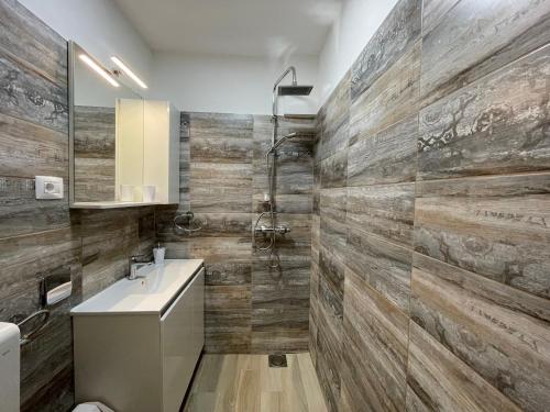 łazienka z umywalką i prysznicem w obiekcie Apartment Oliveglia w mieście Šilo