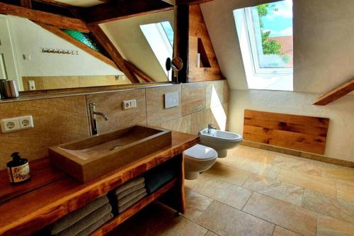 y baño con lavabo y aseo. en Apartment Vertex, en Creglingen
