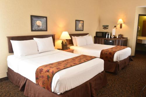 Ένα ή περισσότερα κρεβάτια σε δωμάτιο στο Cedar Creek Hotel Wausau - Rothschild