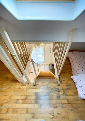 - un escalier dans une maison revêtue de parquet dans l'établissement Maisonnette Le Faubourg - CENTRE VILLE, TERRASSE ET NETFLIX, à Belfort
