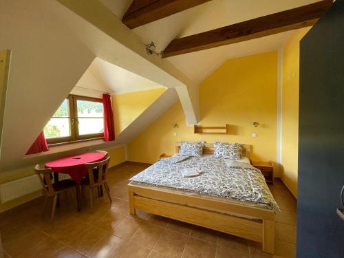 Tempat tidur dalam kamar di Chata Ramzovské sedlo