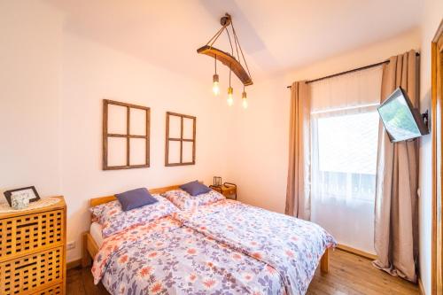 a bedroom with a bed and a window at Villa Theresienhof in Rosegg
