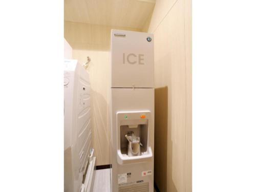 een witte ijsmachine in een kamer met een trap bij Hotel Nets Sapporo - Vacation STAY 63535v in Sapporo
