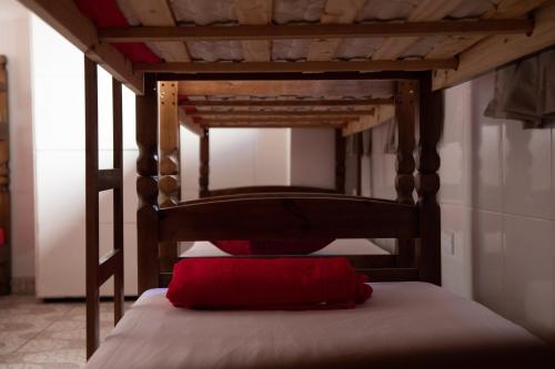 Krevet ili kreveti na kat u jedinici u objektu Hostel Calábria na Vila Madalena junto a alegria da Vila