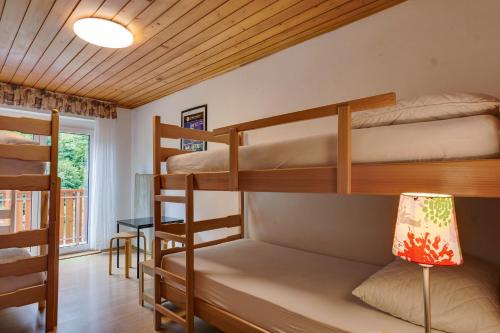 Poschodová posteľ alebo postele v izbe v ubytovaní Rooms Pevc & Hostel Ljubno ob Savinji