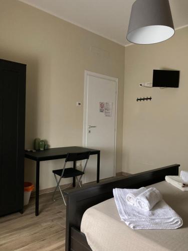 a bedroom with a bed and a table and a desk at B&B L'Airone in Nogara