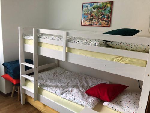 een kamer met 2 stapelbedden bij Appartamento Trentino I in Comano