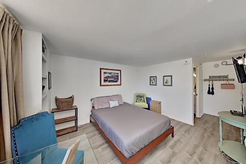 een slaapkamer met een bed en een glazen tafel bij Hawaiian Monarch 805 condo in Honolulu