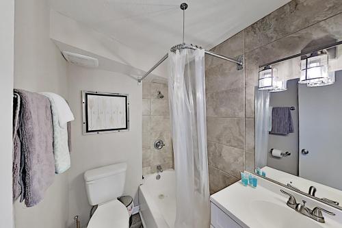 een witte badkamer met een toilet en een douche bij Hawaiian Monarch 805 condo in Honolulu