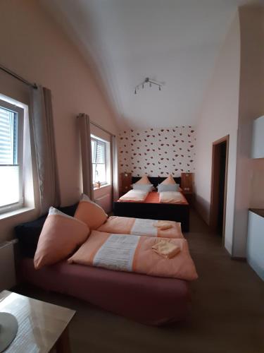 1 Schlafzimmer mit 2 Betten und 2 Fenstern in der Unterkunft Landhaus Effeld in Wassenberg