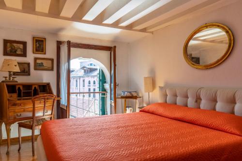 Postel nebo postele na pokoji v ubytování Ca’ Cappello Venetian Apartment M02074212072