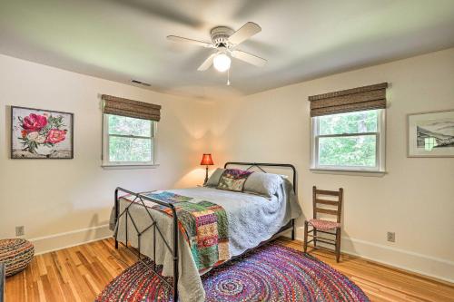 um quarto com uma cama e uma ventoinha de tecto em Momma Rhodes Cozy Home Near Blue Ridge Pkwy em Arden
