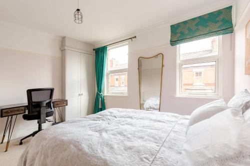 Schlafzimmer mit einem Bett, einem Schreibtisch und einem Spiegel in der Unterkunft Entire Property in Hoole, Chester- walking distance to train station & city centre in Chester