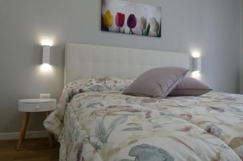 um quarto com uma cama e um quadro na parede em My Home Saronno em Saronno