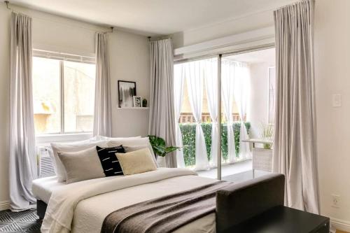 長灘的住宿－Sophisticated Long Beach Suite with Patio Dining and Parking NRP21-00185，一间卧室设有一张床和一个大窗户