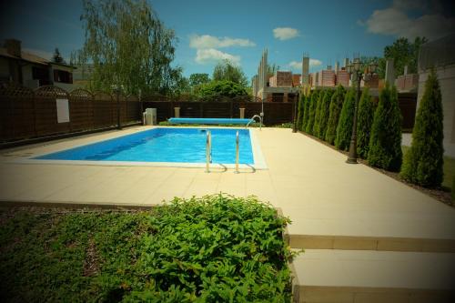 - une piscine dans une cour avec une clôture dans l'établissement Piano Balaton Apartment, à Zamárdi