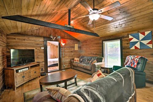 Televisyen dan/atau pusat hiburan di 1950s Serenity Pond Cabin with View Peace and Quiet!
