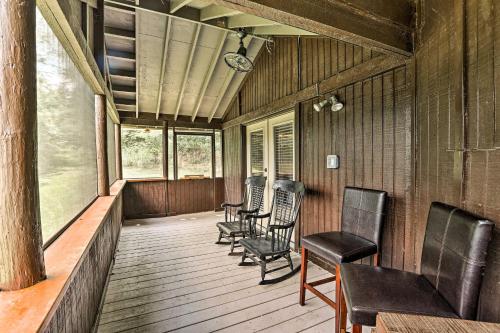 Ruang duduk di 1950s Serenity Pond Cabin with View Peace and Quiet!