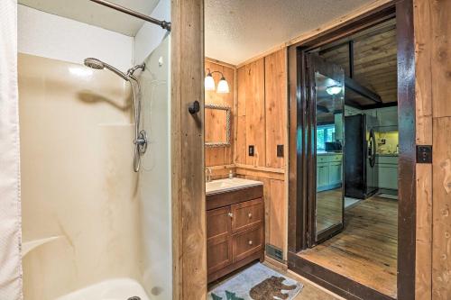Bilik mandi di 1950s Serenity Pond Cabin with View Peace and Quiet!