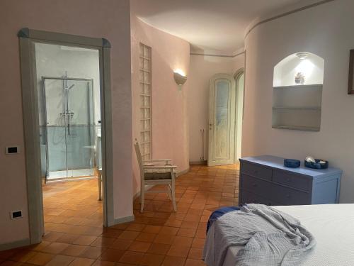 カポリーヴェリにあるVilla Soprana by Agenzia SolturElbaのベッド1台とドレッサーが備わる客室です。