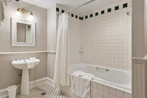 y baño con lavabo, bañera y aseo. en The Audubon Inn LLC, en Mayville