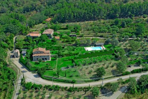eine Luftansicht eines Hauses auf einem Hügel in der Unterkunft Odina Agriturismo in Loro Ciuffenna