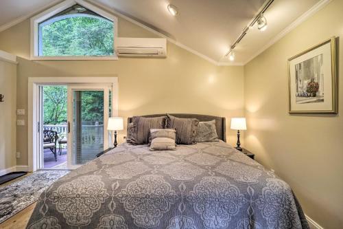 - une chambre avec un grand lit et une fenêtre dans l'établissement Quiet Studio Escape about 2 Mi to Blue Ridge Parkway!, à West Jefferson
