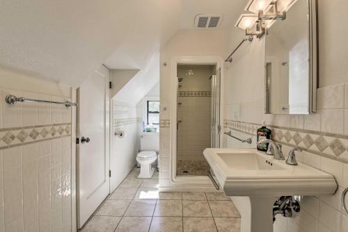 Baño blanco con lavabo y aseo en Charming Antioch Home with Private Yard and Grill, en Antioch
