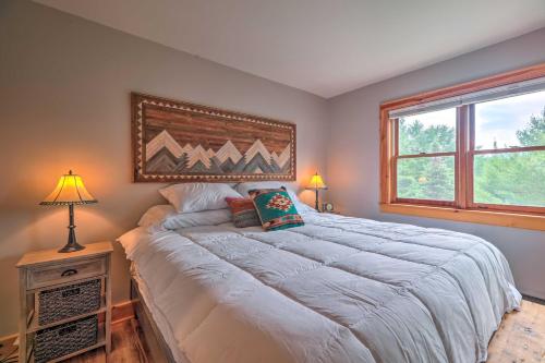 Tempat tidur dalam kamar di Lake Placid Retreat Less Than 1 Mi to Mirror Lake Beach!