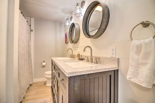 baño con lavabo y espejos en la pared en Stylish Mountain Home Near Ski, Golf and Manchester!, en Bondville