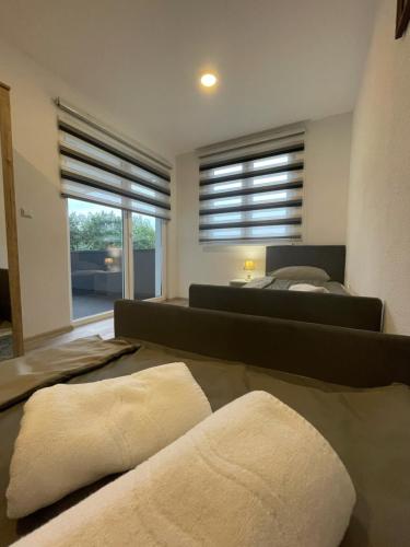 Кровать или кровати в номере Ammirevole Ravne Apartments