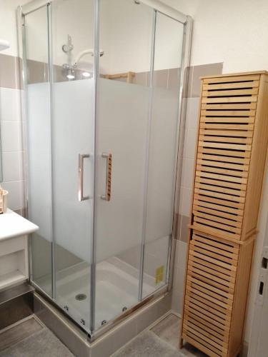 une douche avec une porte vitrée dans une salle de bain dans l'établissement Appartement 4 personnes Serre Chevalier Montagne/Contemporain Refait à neuf, à La Salle Les Alpes