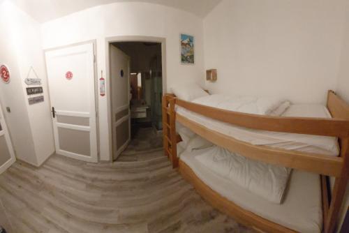 1 Schlafzimmer mit 2 Etagenbetten und einem Flur in der Unterkunft Appartement 4 personnes Serre Chevalier Montagne/Contemporain Refait à neuf in La Salle Les Alpes