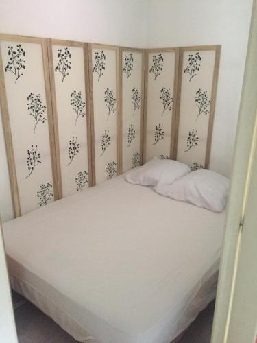 - un lit avec 2 oreillers dans l'établissement Iago lodge azur, à Fréjus