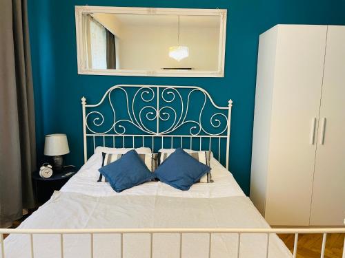 a blue bedroom with a bed with blue walls at Postavarului Apartment in Braşov