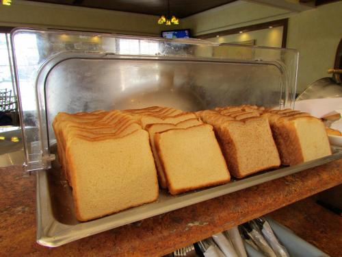 a bunch of sandwiches in a glass container on a counter at Best Western Hotel Posada Del Rio Express in Torreón