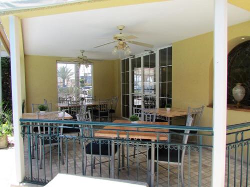 a dining room with a table and chairs at Best Western Hotel Posada Del Rio Express in Torreón
