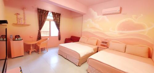 Habitación de hotel con 2 camas y escritorio en 清清之家 DingDing Home, en Hengchun