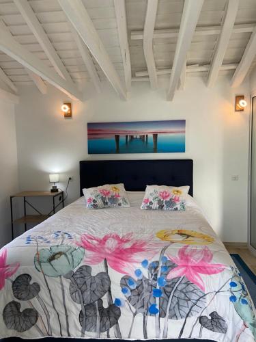 Lomba的住宿－Moradia das Flores Terra Chã，一间卧室,床上放着鲜花
