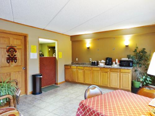 a room with a kitchen with a table and a counter at Attican Motel - Attica - Batavia - Warsaw - Darien Lake in Attica