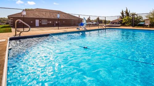 Poolen vid eller i närheten av SureStay Plus Hotel by Best Western Kearney