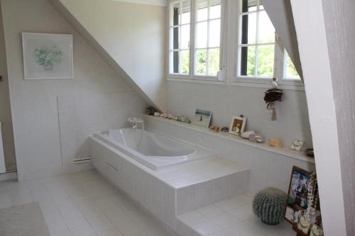 baño blanco con bañera y ventana en Résidence Clairbois, Chambres d'Hôtes, en Fère-en-Tardenois