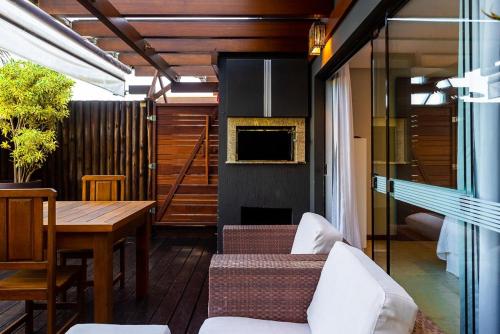 a room with a table and a couch and a dining room at Morada Prainha in Garopaba