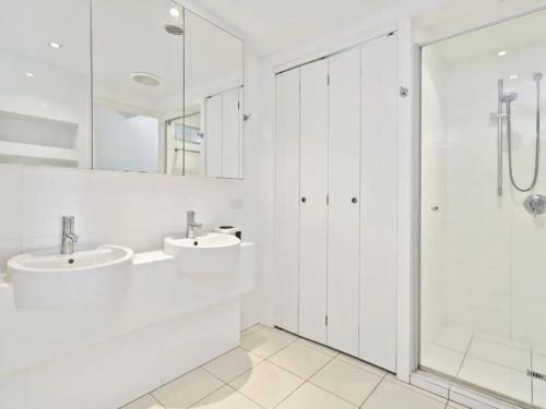 Kúpeľňa v ubytovaní Noosa Escape 2Br Allambi Rise