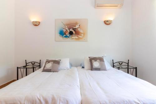 2 aparte bedden in een kamer met witte muren bij Villa Rocha Family villa Near Ocean Pool BBQ in Carvoeiro