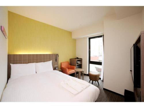 札幌市にあるHotel Nets Sapporo - Vacation STAY 63536vのベッドルーム(白いベッド1台、椅子付)
