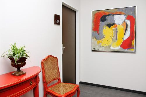 a room with a desk and a chair and a painting at Altstadt-Hotel Bielefeld in Bielefeld