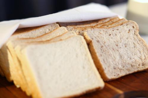 dos rebanadas de pan sobre una mesa de madera en Heritage Court Lodge Oamaru, en Oamaru